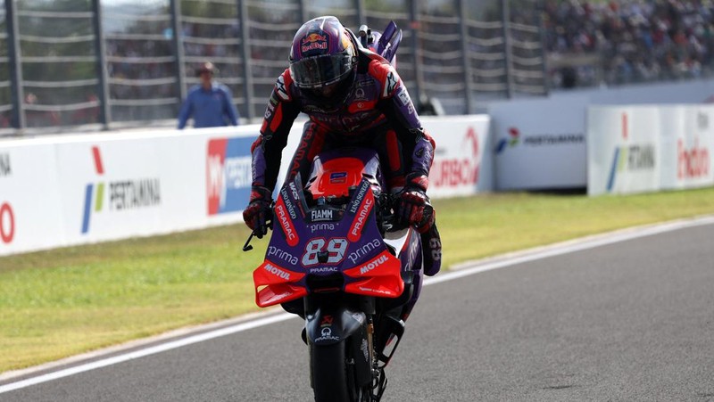 MotoGP - Indonesian Grand Prix - Mandalika International Street Circuit, Mandalika, Indonesia - September 29, 2024 Prima Pramac Racing's Jorge Martin celebrates on the podium after winning the Indonesian Grand Prix REUTERS/Ajeng Dinar Ulfiana