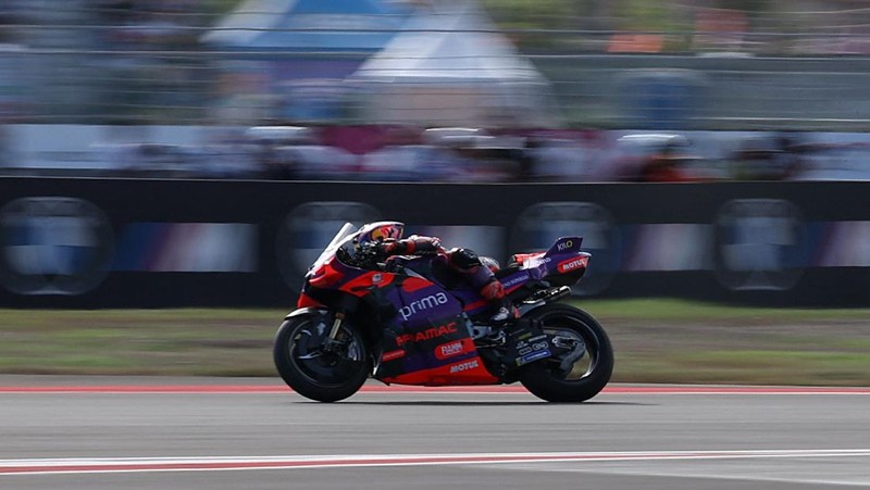 MotoGP - Indonesian Grand Prix - Mandalika International Street Circuit, Mandalika, Indonesia - September 29, 2024 Prima Pramac Racing's Jorge Martin celebrates on the podium after winning the Indonesian Grand Prix REUTERS/Ajeng Dinar Ulfiana