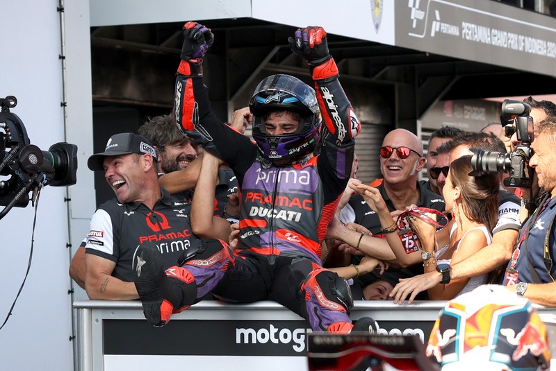 MOTOR-MOTOGP-INDONESIA/ MotoGP - Indonesian Grand Prix - Mandalika International Street Circuit, Mandalika, Indonesia - September 29, 2024 Prima Pramac Racing's Jorge Martin celebrates on the podium after winning the Indonesian Grand Prix REUTERS/Ajeng Dinar Ulfiana