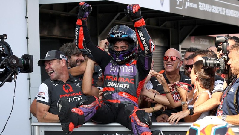 MotoGP - Indonesian Grand Prix - Mandalika International Street Circuit, Mandalika, Indonesia - September 29, 2024 Prima Pramac Racing's Jorge Martin celebrates on the podium after winning the Indonesian Grand Prix REUTERS/Ajeng Dinar Ulfiana