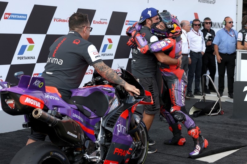 MOTOR-MOTOGP-INDONESIA/ MotoGP - Indonesian Grand Prix - Mandalika International Street Circuit, Mandalika, Indonesia - September 29, 2024 Prima Pramac Racing's Jorge Martin celebrates on the podium after winning the Indonesian Grand Prix REUTERS/Ajeng Dinar Ulfiana