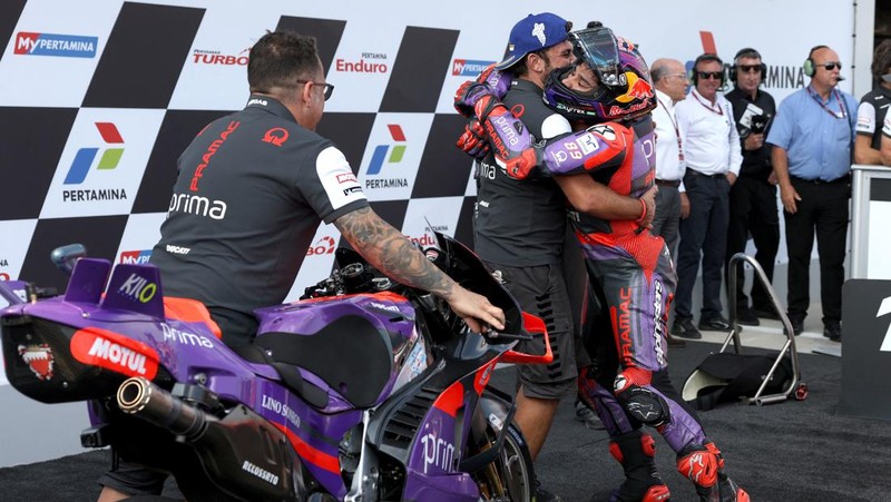 MotoGP - Indonesian Grand Prix - Mandalika International Street Circuit, Mandalika, Indonesia - September 29, 2024 Prima Pramac Racing's Jorge Martin celebrates on the podium after winning the Indonesian Grand Prix REUTERS/Ajeng Dinar Ulfiana