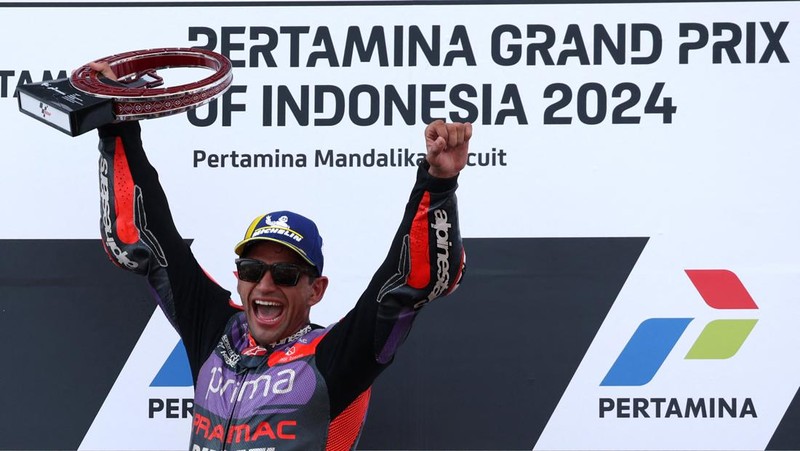 MotoGP - Indonesian Grand Prix - Mandalika International Street Circuit, Mandalika, Indonesia - September 29, 2024 Prima Pramac Racing's Jorge Martin celebrates on the podium after winning the Indonesian Grand Prix REUTERS/Ajeng Dinar Ulfiana