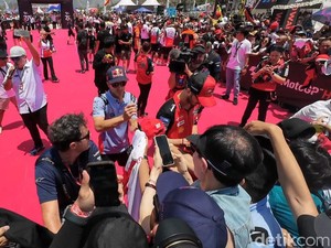 Kehebohan Berburu Tanda Tangan-Foto Pebalap di Sirkuit Mandalika