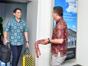 Bey Machmudin Sambut Kedatangan Perdana Scoot Airlines di Bandara Kertajati