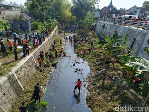 Resik-resik Kali Cara Warga Kota Blitar Peringati World Cleanup Day