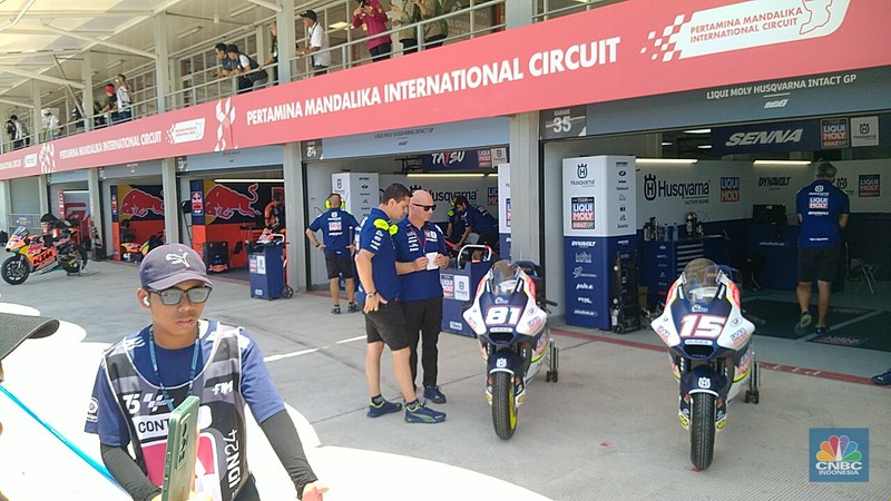 Suasana Jelang Final Race MotoGP Mandalika. (CNBC Indonesia/Suhendra) Suasana Jelang Final Race MotoGP Mandalika. (CNBC Indonesia/Suhendra)