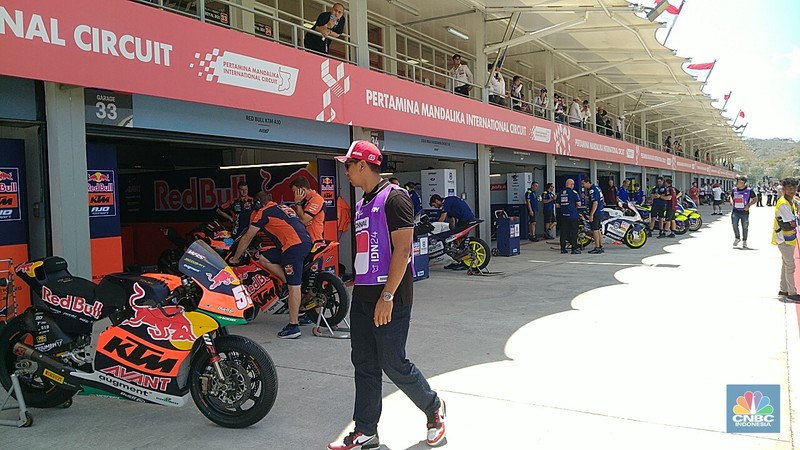 Suasana Jelang Final Race MotoGP Mandalika. (CNBC Indonesia/Suhendra) Suasana Jelang Final Race MotoGP Mandalika. (CNBC Indonesia/Suhendra)
