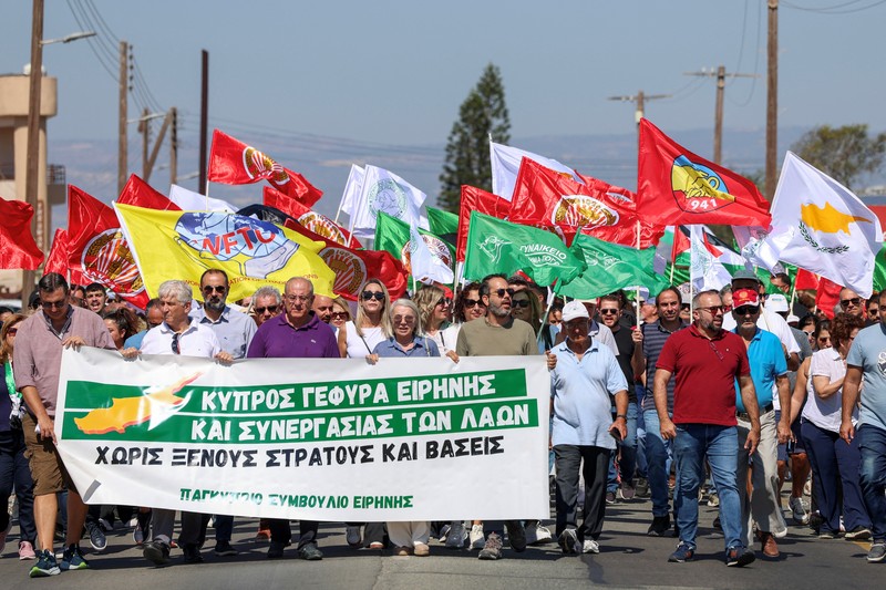 Muslim Syiah Pakistan membawa bendera saat memprotes pembunuhan pemimpin Hizbullah Lebanon Sayyed Hassan Nasrallah dalam serangan udara Israel di Beirut, dengan kontainer pengiriman yang digunakan untuk memblokir area menuju Konsulat AS di Karachi, Pakistan, 29 September 2024. Muslim Syiah Pakistan membawa bendera saat memprotes pembunuhan pemimpin Hizbullah Lebanon Sayyed Hassan Nasrallah dalam serangan udara Israel di Beirut, dengan kontainer pengiriman yang digunakan untuk memblokir area menuju Konsulat AS di Karachi, Pakistan, 29 September 2024. (REUTERS/Imran Ali)
