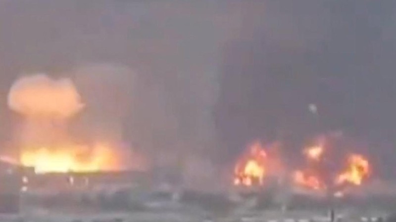 Serangan Israel menghantam kota pelabuhan Hodeida di Yaman Minggu. (Tangkapan Layar Video Reuters/SOCIAL MEDIA)