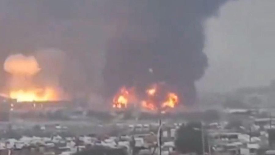 Asap dan api terlihat setelah serangan Israel, di Hodeidah, Yaman, dalam tangkapan layar yang diperoleh dari video media sosial yang dirilis pada 29 September 2024. (Social Media/via REUTERS)