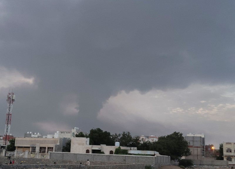 Serangan Israel menghantam kota pelabuhan Hodeida di Yaman Minggu. Serangan Israel menghantam kota pelabuhan Hodeida di Yaman Minggu. (Tangkapan Layar Video Reuters/SOCIAL MEDIA)