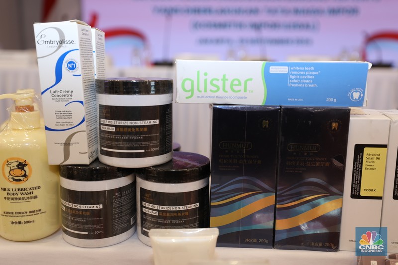 Menteri Perdagangan Zulkifli Hasan mengamati dan memeriksa produk-produk Kosmetik Impor Ilegal saat konferensi pers satuan tugas pengawasan barang tertentu yang diberlakukan Tata Niaga Impor Ilegal di Kantor BPOM RI, Jakarta, Senin (30/9/2024). (CNBC Indonesia/Tri Susilo)