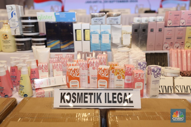Menteri Perdagangan Zulkifli Hasan mengamati dan memeriksa produk-produk Kosmetik Impor Ilegal saat konferensi pers satuan tugas pengawasan barang tertentu yang diberlakukan Tata Niaga Impor Ilegal di Kantor BPOM RI, Jakarta, Senin (30/9/2024). Menteri Perdagangan Zulkifli Hasan mengamati dan memeriksa produk-produk Kosmetik Impor Ilegal saat konferensi pers satuan tugas pengawasan barang tertentu yang diberlakukan Tata Niaga Impor Ilegal di Kantor BPOM RI, Jakarta, Senin (30/9/2024). (CNBC Indonesia/Tri Susilo)