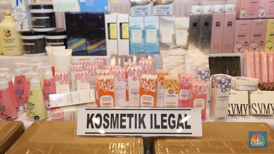 Menteri Perdagangan Zulkifli Hasan mengamati dan memeriksa produk-produk Kosmetik Impor Ilegal saat konferensi pers satuan tugas pengawasan barang tertentu yang diberlakukan Tata Niaga Impor Ilegal di Kantor BPOM RI, Jakarta, Senin (30/9/2024). (CNBC Indonesia/Tri Susilo)