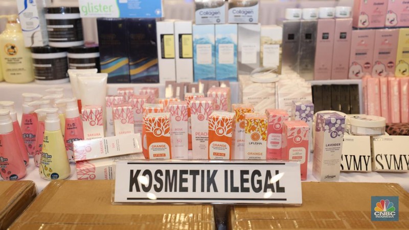 Menteri Perdagangan Zulkifli Hasan mengamati dan memeriksa produk-produk Kosmetik Impor Ilegal saat konferensi pers satuan tugas pengawasan barang tertentu yang diberlakukan Tata Niaga Impor Ilegal di Kantor BPOM RI, Jakarta, Senin (30/9/2024). (CNBC Indonesia/Tri Susilo)