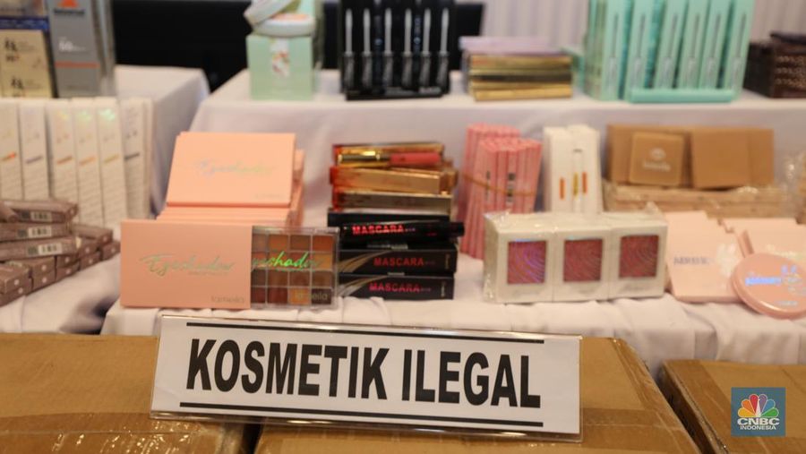 Deretan produk-produk Kosmetik Impor Ilegal saat konferensi pers satuan tugas pengawasan barang tertentu yang diberlakukan Tata Niaga Impor Ilegal di Kantor BPOM RI, Jakarta, Senin (30/9/2024). (CNBC Indonesia/Tri Susilo)