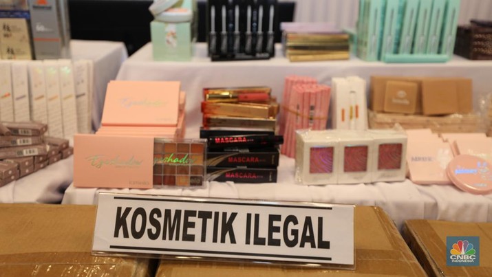 Deretan produk-produk Kosmetik Impor Ilegal saat konferensi pers satuan tugas pengawasan barang tertentu yang diberlakukan Tata Niaga Impor Ilegal di Kantor BPOM RI, Jakarta, Senin (30/9/2024). (CNBC Indonesia/Tri Susilo)