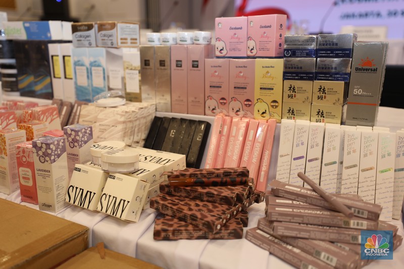 Menteri Perdagangan Zulkifli Hasan mengamati dan memeriksa produk-produk Kosmetik Impor Ilegal saat konferensi pers satuan tugas pengawasan barang tertentu yang diberlakukan Tata Niaga Impor Ilegal di Kantor BPOM RI, Jakarta, Senin (30/9/2024). (CNBC Indonesia/Tri Susilo)