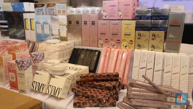 Menteri Perdagangan Zulkifli Hasan mengamati dan memeriksa produk-produk Kosmetik Impor Ilegal saat konferensi pers satuan tugas pengawasan barang tertentu yang diberlakukan Tata Niaga Impor Ilegal di Kantor BPOM RI, Jakarta, Senin (30/9/2024). (CNBC Indonesia/Tri Susilo)