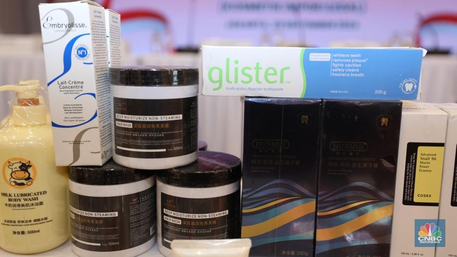 Menteri Perdagangan Zulkifli Hasan mengamati dan memeriksa produk-produk Kosmetik Impor Ilegal saat konferensi pers satuan tugas pengawasan barang tertentu yang diberlakukan Tata Niaga Impor Ilegal di Kantor BPOM RI, Jakarta, Senin (30/9/2024). (CNBC Indonesia/Tri Susilo)