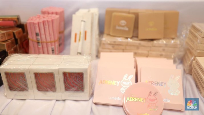 Deretan produk-produk Kosmetik Impor Ilegal saat konferensi pers satuan tugas pengawasan barang tertentu yang diberlakukan Tata Niaga Impor Ilegal di Kantor BPOM RI, Jakarta, Senin (30/9/2024). (CNBC Indonesia/Tri Susilo)