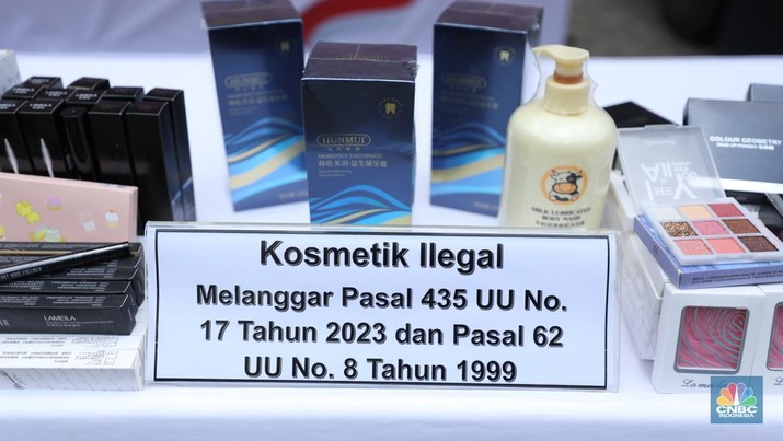 Deretan produk-produk Kosmetik Impor Ilegal saat konferensi pers satuan tugas pengawasan barang tertentu yang diberlakukan Tata Niaga Impor Ilegal di Kantor BPOM RI, Jakarta, Senin (30/9/2024). (CNBC Indonesia/Tri Susilo)
