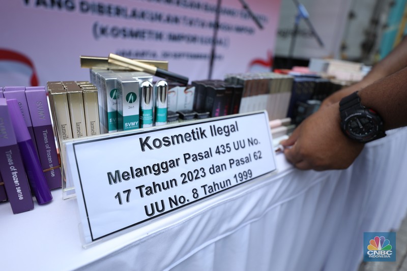 Menteri Perdagangan Zulkifli Hasan mengamati dan memeriksa produk-produk Kosmetik Impor Ilegal saat konferensi pers satuan tugas pengawasan barang tertentu yang diberlakukan Tata Niaga Impor Ilegal di Kantor BPOM RI, Jakarta, Senin (30/9/2024). (CNBC Indonesia/Tri Susilo)