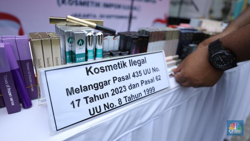 Menteri Perdagangan Zulkifli Hasan mengamati dan memeriksa produk-produk Kosmetik Impor Ilegal saat konferensi pers satuan tugas pengawasan barang tertentu yang diberlakukan Tata Niaga Impor Ilegal di Kantor BPOM RI, Jakarta, Senin (30/9/2024). (CNBC Indonesia/Tri Susilo)