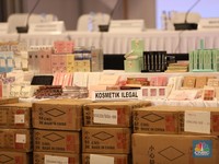 Deretan produk-produk Kosmetik Impor Ilegal saat konferensi pers satuan tugas pengawasan barang tertentu yang diberlakukan Tata Niaga Impor Ilegal di Kantor BPOM RI, Jakarta, Senin (30/9/2024). (CNBC Indonesia/Tri Susilo)