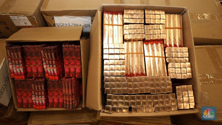 Deretan produk-produk Kosmetik Impor Ilegal saat konferensi pers satuan tugas pengawasan barang tertentu yang diberlakukan Tata Niaga Impor Ilegal di Kantor BPOM RI, Jakarta, Senin (30/9/2024). (CNBC Indonesia/Tri Susilo)