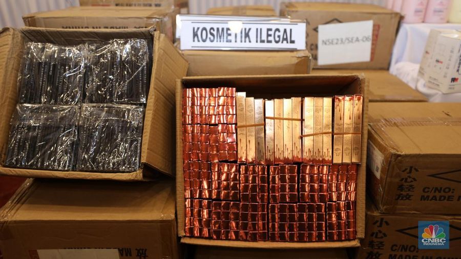Deretan produk-produk Kosmetik Impor Ilegal saat konferensi pers satuan tugas pengawasan barang tertentu yang diberlakukan Tata Niaga Impor Ilegal di Kantor BPOM RI, Jakarta, Senin (30/9/2024). (CNBC Indonesia/Tri Susilo)