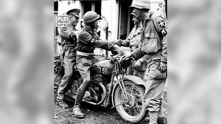 Dua tentara mengendarai sepeda motor BSA saat perang dunia ke dua. (Dok. BSA)