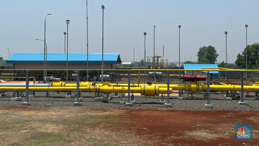 First welding pembangunan pipa transmisi gas bumi Cirebon-Semarang (Cisem) Tahap 2 oleh Menteri ESDM Bahlil Lahadalia di Batang, Senin (30/09/2024). (CNBC Indonesia/Firda Dwi Muliawati)