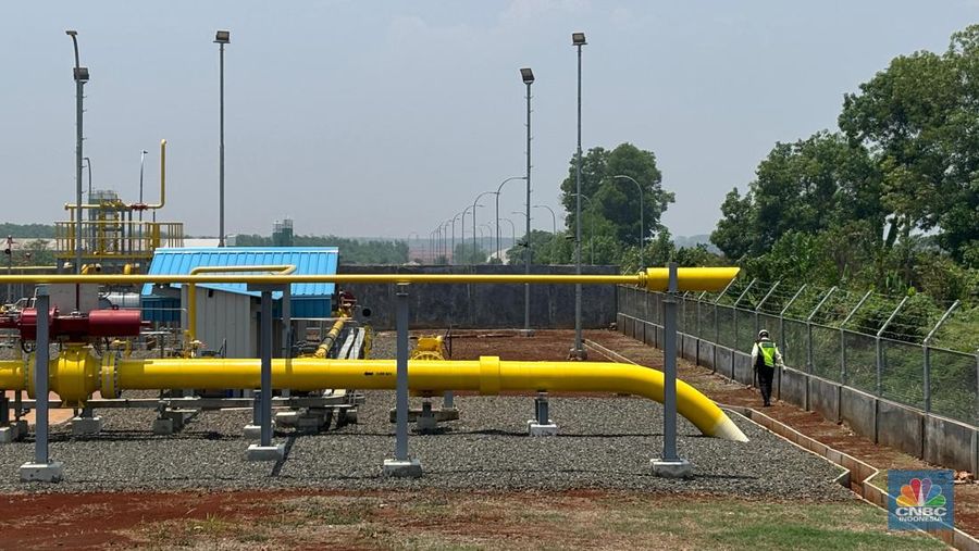 First welding pembangunan pipa transmisi gas bumi Cirebon-Semarang (Cisem) Tahap 2 oleh Menteri ESDM Bahlil Lahadalia di Batang, Senin (30/09/2024). (CNBC Indonesia/Firda Dwi Muliawati)