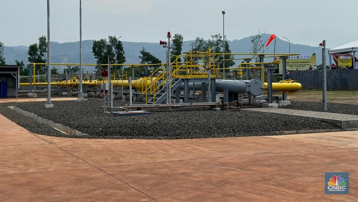 First welding pembangunan pipa transmisi gas bumi Cirebon-Semarang (Cisem) Tahap 2 oleh Menteri ESDM Bahlil Lahadalia di Batang, Senin (30/09/2024). (CNBC Indonesia/Firda Dwi Muliawati)