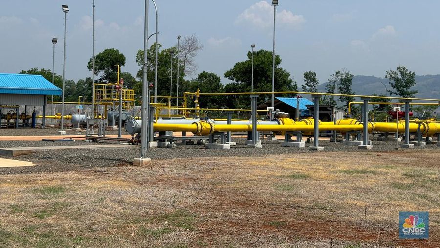 First welding pembangunan pipa transmisi gas bumi Cirebon-Semarang (Cisem) Tahap 2 oleh Menteri ESDM Bahlil Lahadalia di Batang, Senin (30/09/2024). (CNBC Indonesia/Firda Dwi Muliawati)