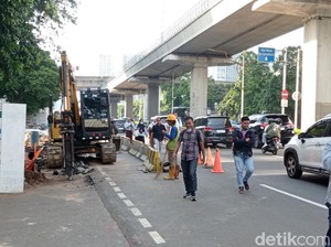 Pejalan Kaki Keluhkan Galian di Trotoar Kuningan: Jadi Waswas Lewat Badan Jalan