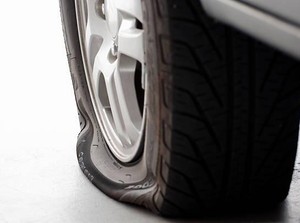 Waspada! Ada Modus Pencurian Pemotor Bilang Ban Mobil Bocor