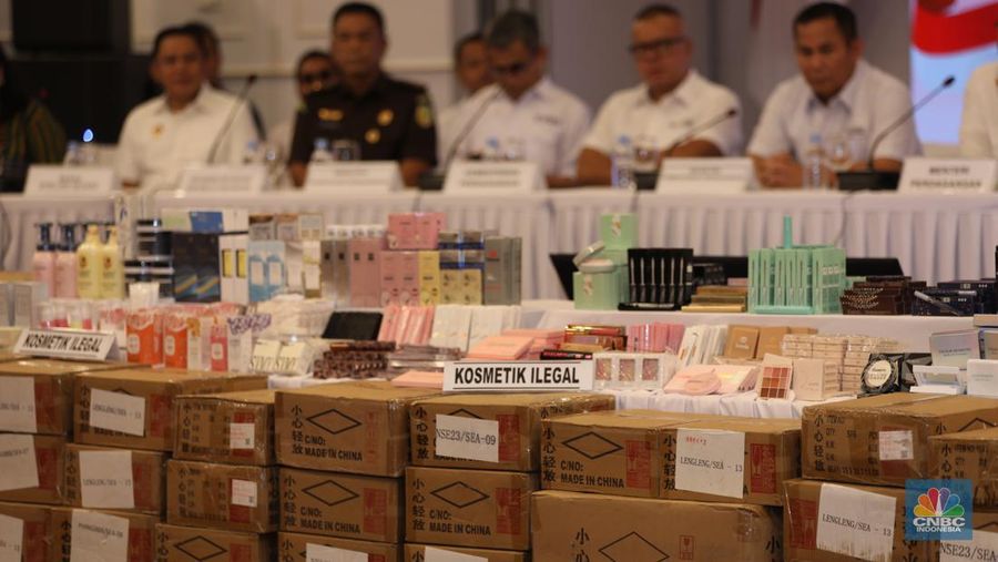 Konferensi Pers satuan tugas pengawasan barang tertentu yang diberlakukan Tata Niaga Impor Ilegal di Kantor BPOM RI, Jakarta, Senin (30/9/2024). (վ/Tri Susilo)