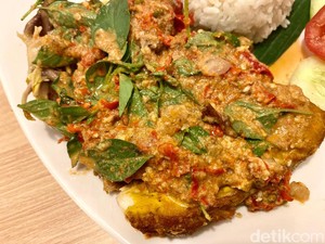 Mak Penyet Bu Darmi: Mantap Gurih Ayam Penyet Bumbu Kemiri di Resto Ashanty