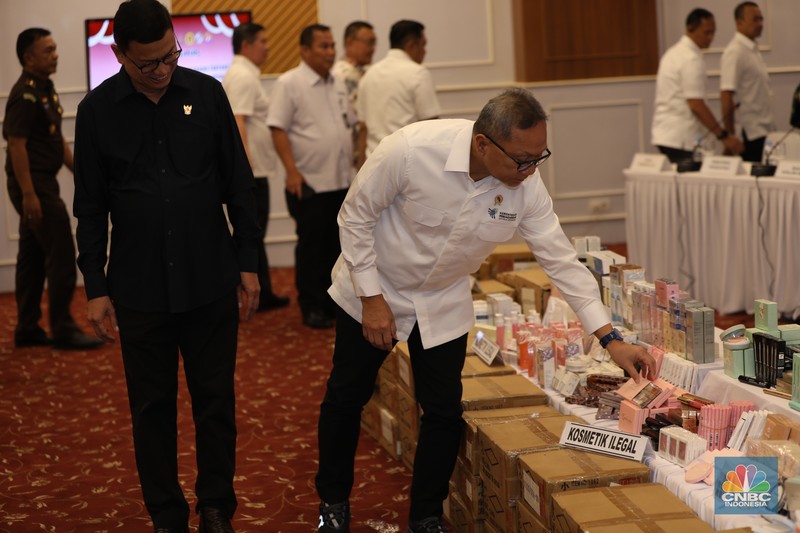 Menteri Perdagangan Zulkifli Hasan mengamati dan memeriksa produk-produk Kosmetik Impor Ilegal saat konferensi pers satuan tugas pengawasan barang tertentu yang diberlakukan Tata Niaga Impor Ilegal di Kantor BPOM RI, Jakarta, Senin (30/9/2024). (CNBC Indonesia/Tri Susilo)