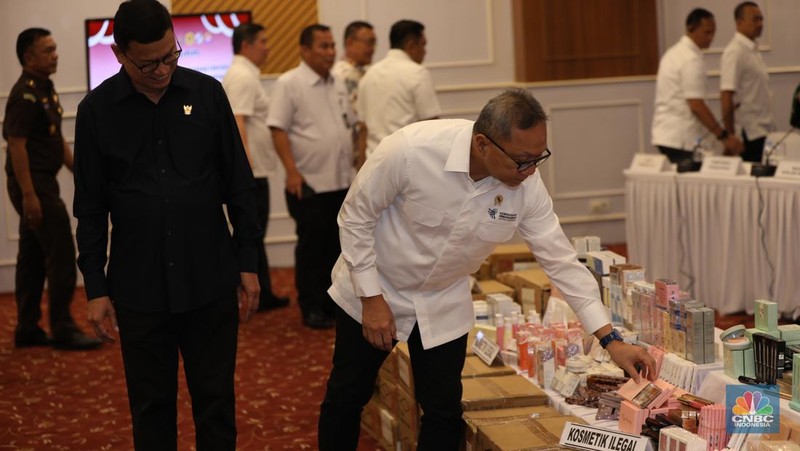 Menteri Perdagangan Zulkifli Hasan mengamati dan memeriksa produk-produk Kosmetik Impor Ilegal saat konferensi pers satuan tugas pengawasan barang tertentu yang diberlakukan Tata Niaga Impor Ilegal di Kantor BPOM RI, Jakarta, Senin (30/9/2024). (CNBC Indonesia/Tri Susilo)