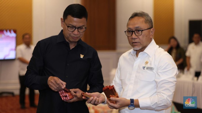 Menteri Perdagangan Zulkifli Hasan mengamati dan memeriksa produk-produk Kosmetik Impor Ilegal saat konferensi pers satuan tugas pengawasan barang tertentu yang diberlakukan Tata Niaga Impor Ilegal di Kantor BPOM RI, Jakarta, Senin (30/9/2024). (CNBC Indonesia/Tri Susilo)