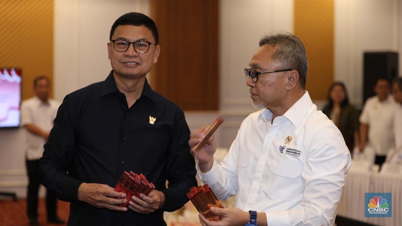 Menteri Perdagangan Zulkifli Hasan mengamati dan memeriksa produk-produk Kosmetik Impor Ilegal saat konferensi pers satuan tugas pengawasan barang tertentu yang diberlakukan Tata Niaga Impor Ilegal di Kantor BPOM RI, Jakarta, Senin (30/9/2024). (CNBC Indonesia/Tri Susilo)