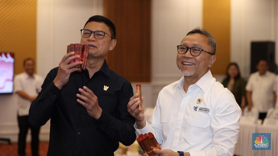 Menteri Perdagangan Zulkifli Hasan mengamati dan memeriksa produk-produk Kosmetik Impor Ilegal saat konferensi pers satuan tugas pengawasan barang tertentu yang diberlakukan Tata Niaga Impor Ilegal di Kantor BPOM RI, Jakarta, Senin (30/9/2024). (վ/Tri Susilo)