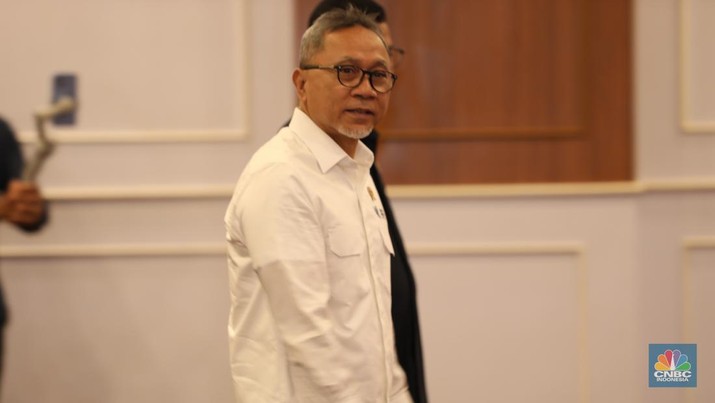 Menteri Perdagangan Zulkifli Hasan mengamati dan memeriksa produk-produk Kosmetik Impor Ilegal saat konferensi pers satuan tugas pengawasan barang tertentu yang diberlakukan Tata Niaga Impor Ilegal di Kantor BPOM RI, Jakarta, Senin (30/9/2024). (CNBC Indonesia/Tri Susilo)