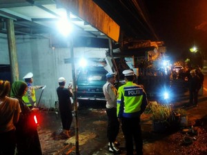 Toyota Kijang Seruduk Rumah Warga di Malang, Sopir Diduga Ngantuk