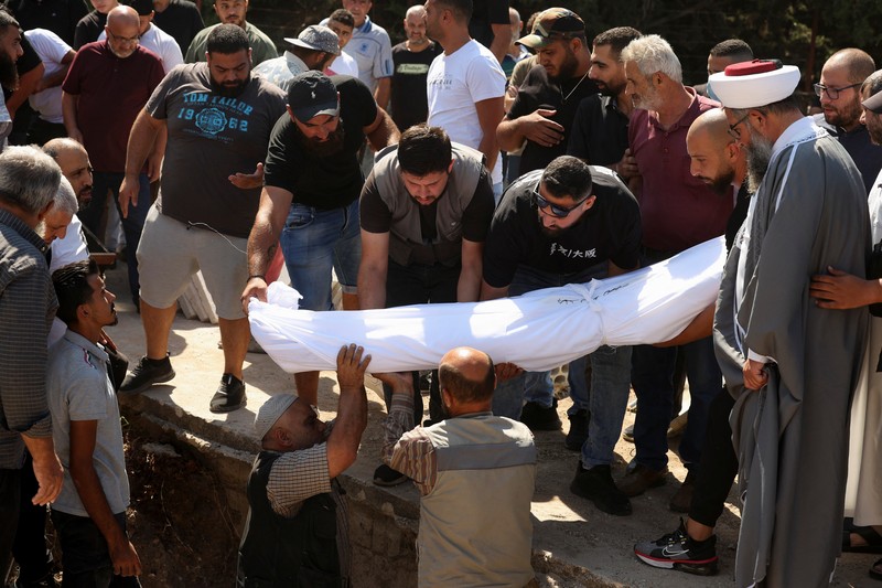 Pemakaman korban tewas dalam serangan Israel di kota Ain Deleb, Sidon, Lebanon, Senin (30/9/2024). (REUTERS/Aziz Taher)
