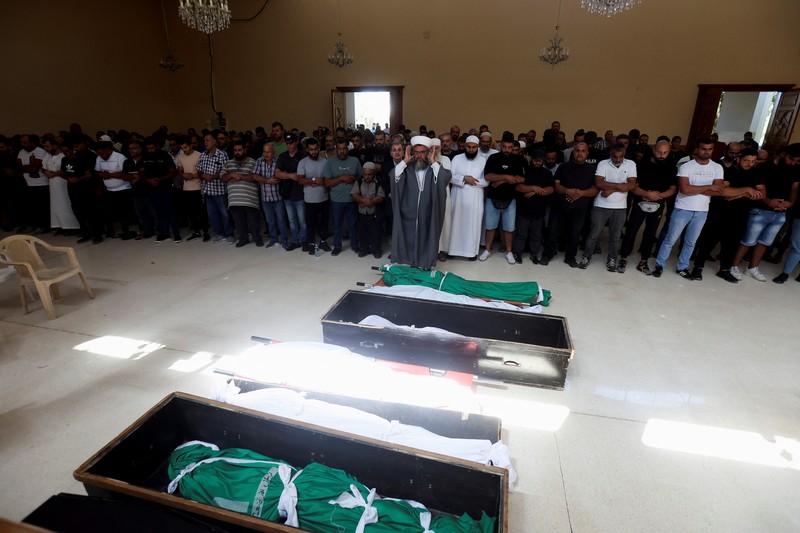 Pemakaman korban tewas dalam serangan Israel di kota Ain Deleb, Sidon, Lebanon, Senin (30/9/2024). (REUTERS/Aziz Taher)